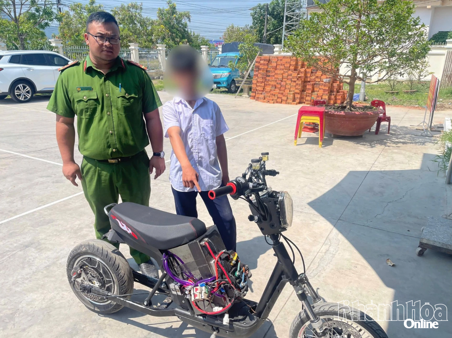 Công an xã Diên Lạc mời học sinh đi xe đạp điện độ, chế đến làm việc.