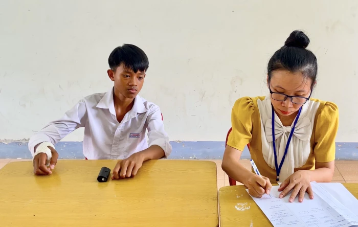 [Video] Hỗ trợ thí sinh gãy tay dự thi lớp 10
