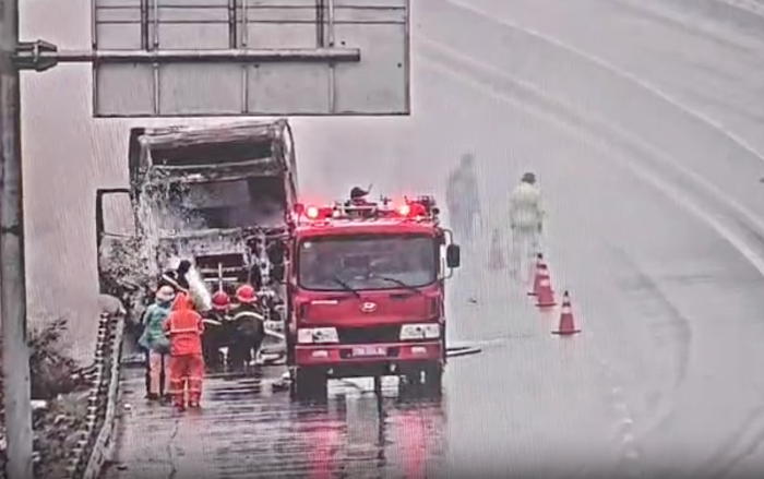 Xe ô tô đầu kéo bốc cháy trên đường bộ cao tốc Nha Trang - Cam Lâm