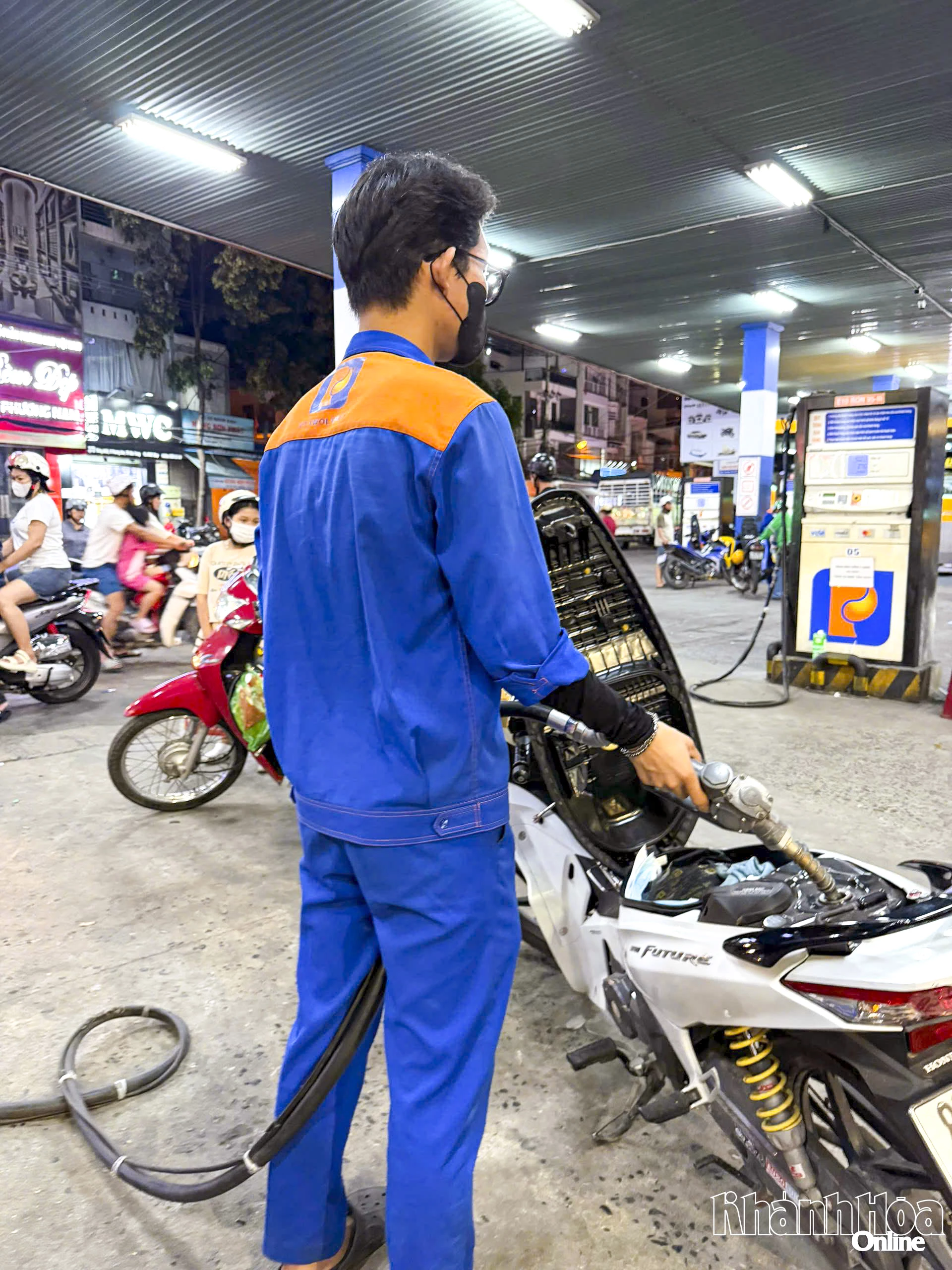 Người dân đổ xăng tại một cây xăng, dầu ở phường Tây Nha Trang.