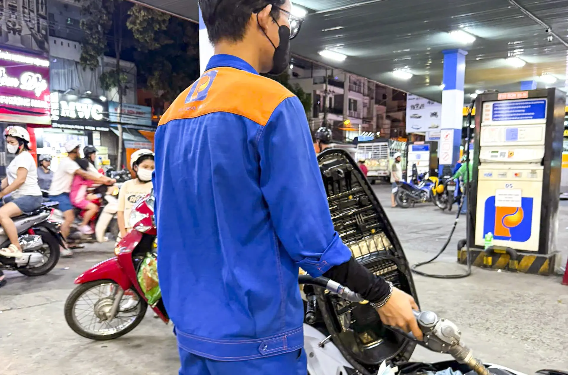 Giá xăng, dầu đồng loạt giảm