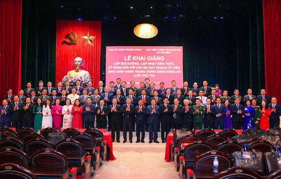 Lễ khai giảng Lớp bồi dưỡng, cập nhật kiến thức, kỹ năng đối với cán bộ quy hoạch Ủy viên Ban Chấp hành Trung ương Đảng khóa XIV, ngày 26-5-2025. Ảnh: baochinhphu.vn


