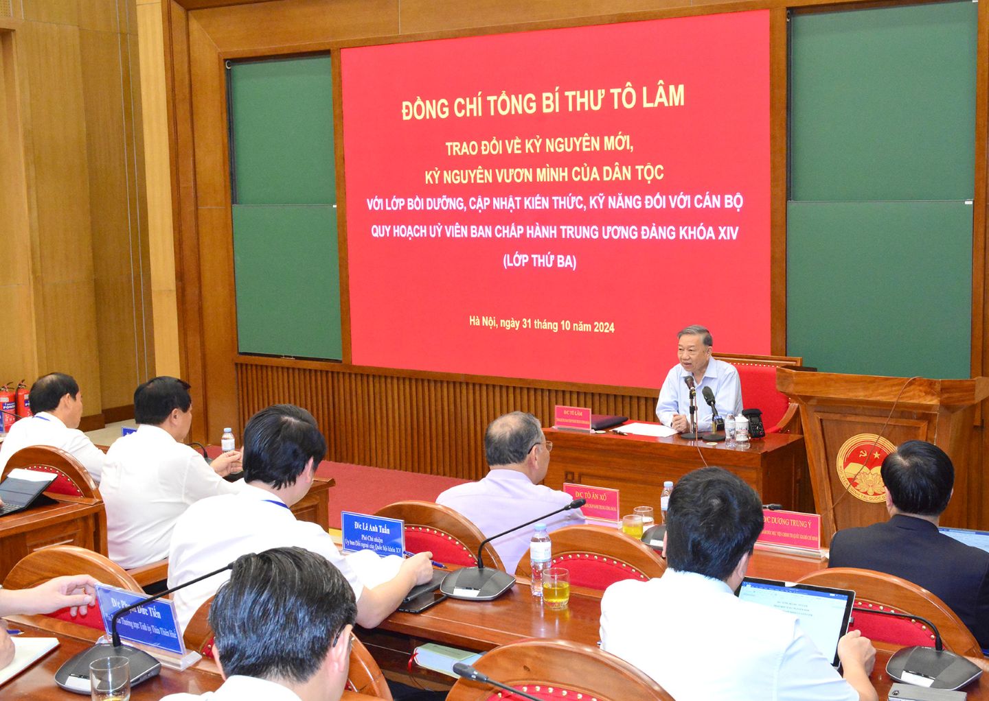 Tổng Bí thư Tô Lâm trao đổi với các học viên là cán bộ quy hoạch Ủy viên Trung ương Đảng khoá XIV về kỷ nguyên mới, kỷ nguyên vươn mình của dân tộc_Ảnh: TTXVN

