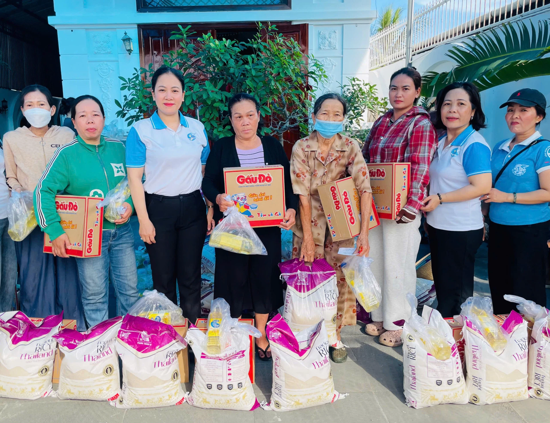 Trao quà cho hội viên, phụ nữ mắc bệnh hiểm nghèo.