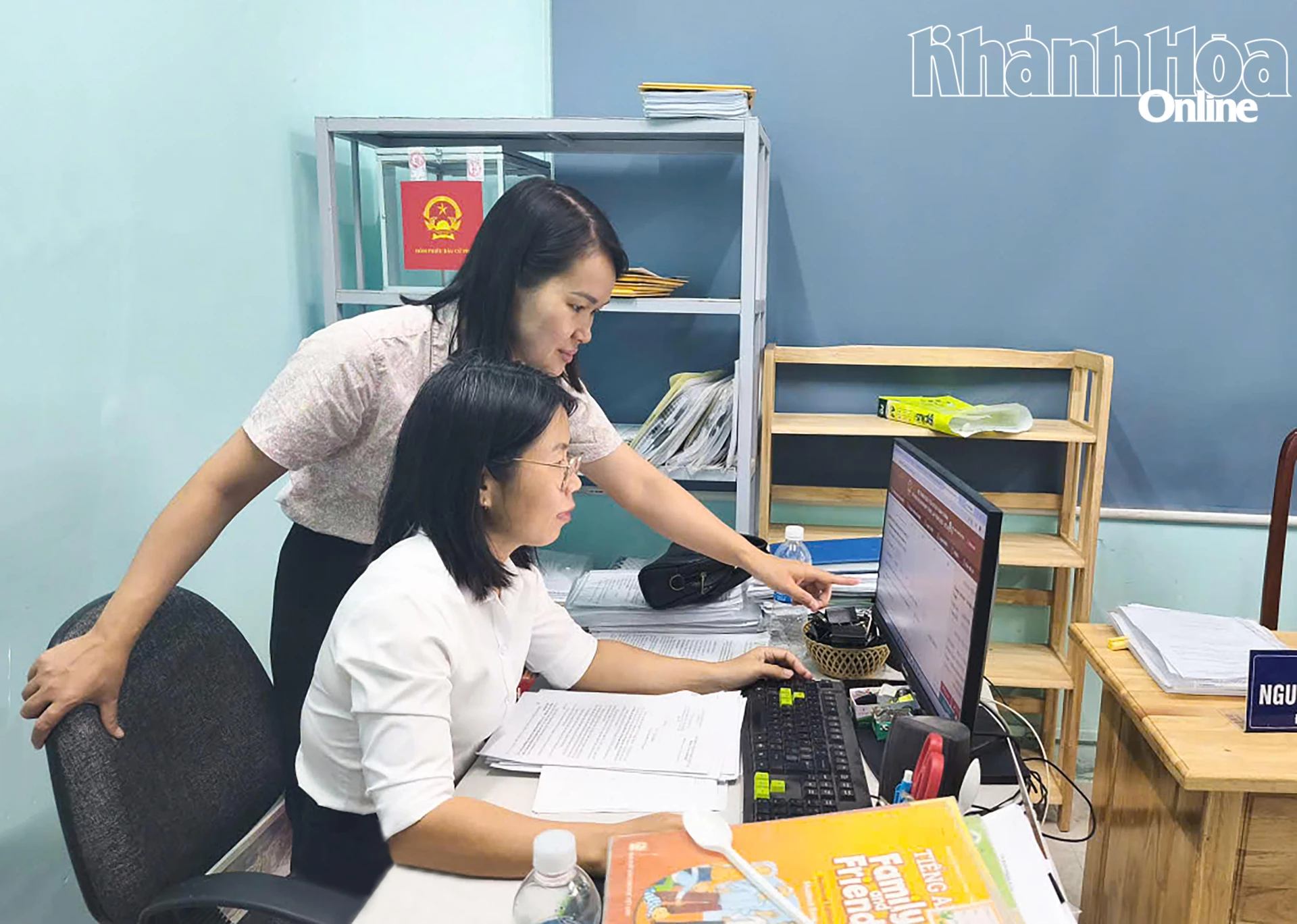 Công chức xã Bắc Khánh Vĩnh rà soát dữ liệu phiếu điều tra trên phần mềm.