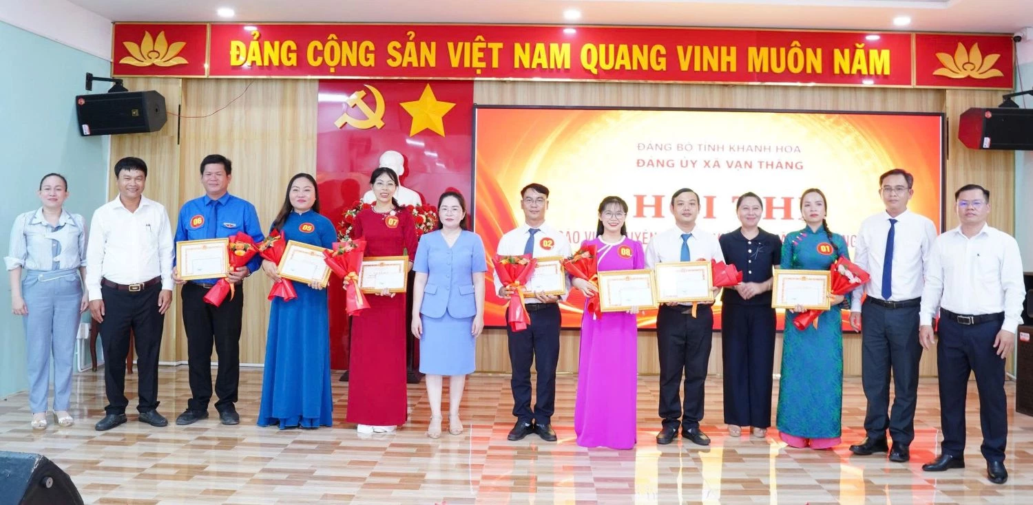 Ban tổ chức trao giải cho các thí sinh.
