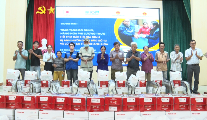 Xã Diên Khánh phối hợp trao 93 phần quà cho hộ dân bị ảnh hưởng bởi lũ lụt