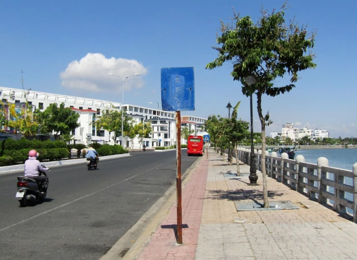 Biển báo giao thông bị bong tróc
