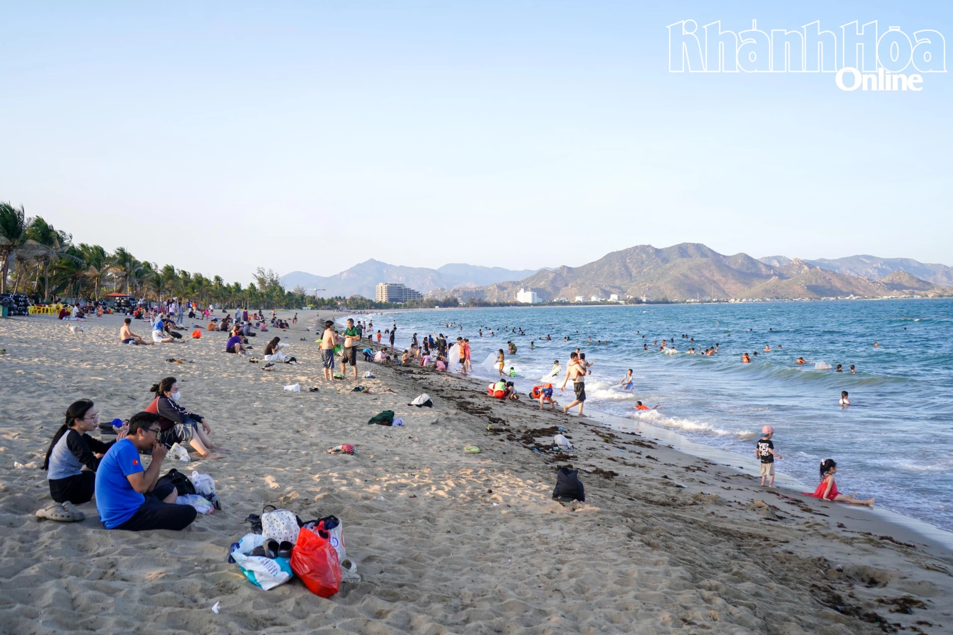 Bãi biển Bình Sơn - Ninh Chử thu hút đông người dân, du khách vào mỗi buổi chiều.