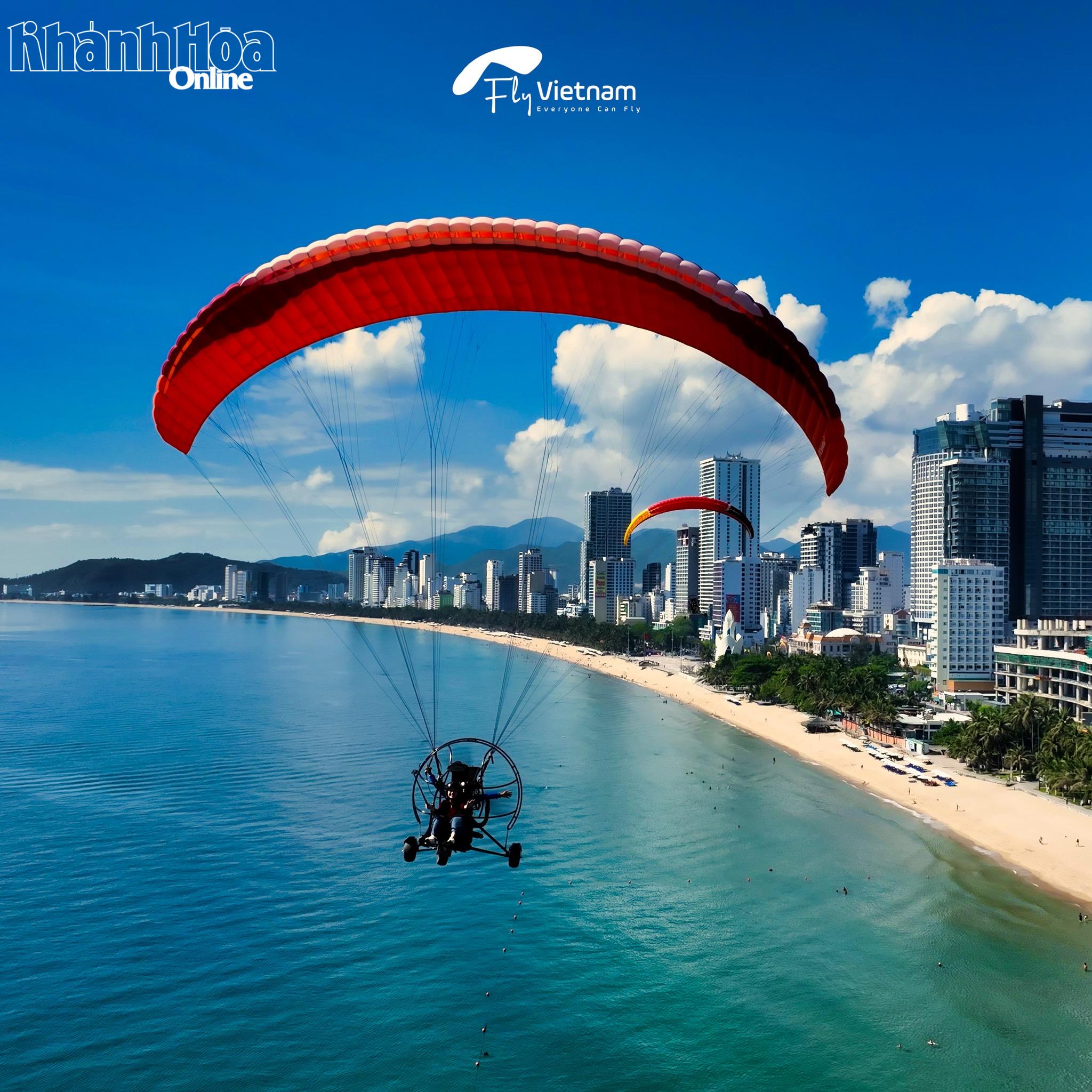 Biểu diễn dù lượn trên biển Nha Trang. (Ảnh: Minh họa)