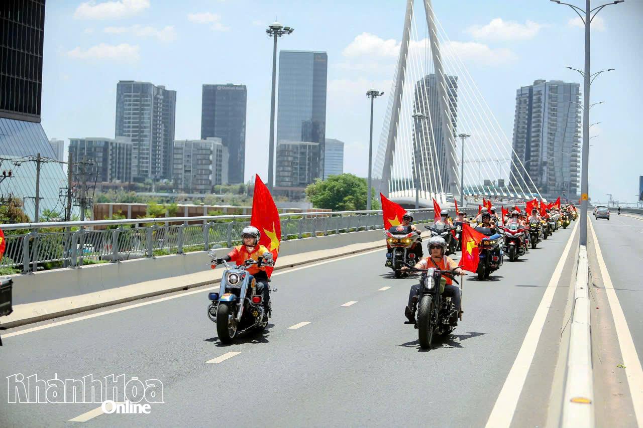 CLB Mô tô Thể thao Bình Tân trình diễn trên đường.