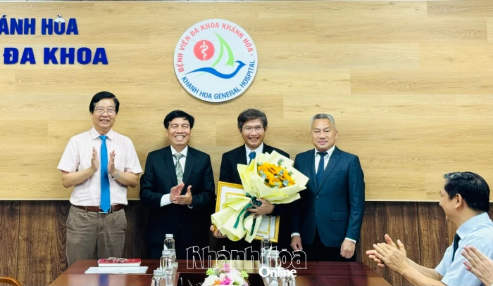 Trao bằng khen của Chủ tịch UBND tỉnh Khánh Hòa cho Tiến sĩ, bác sĩ Đỗ Nguyên Tín