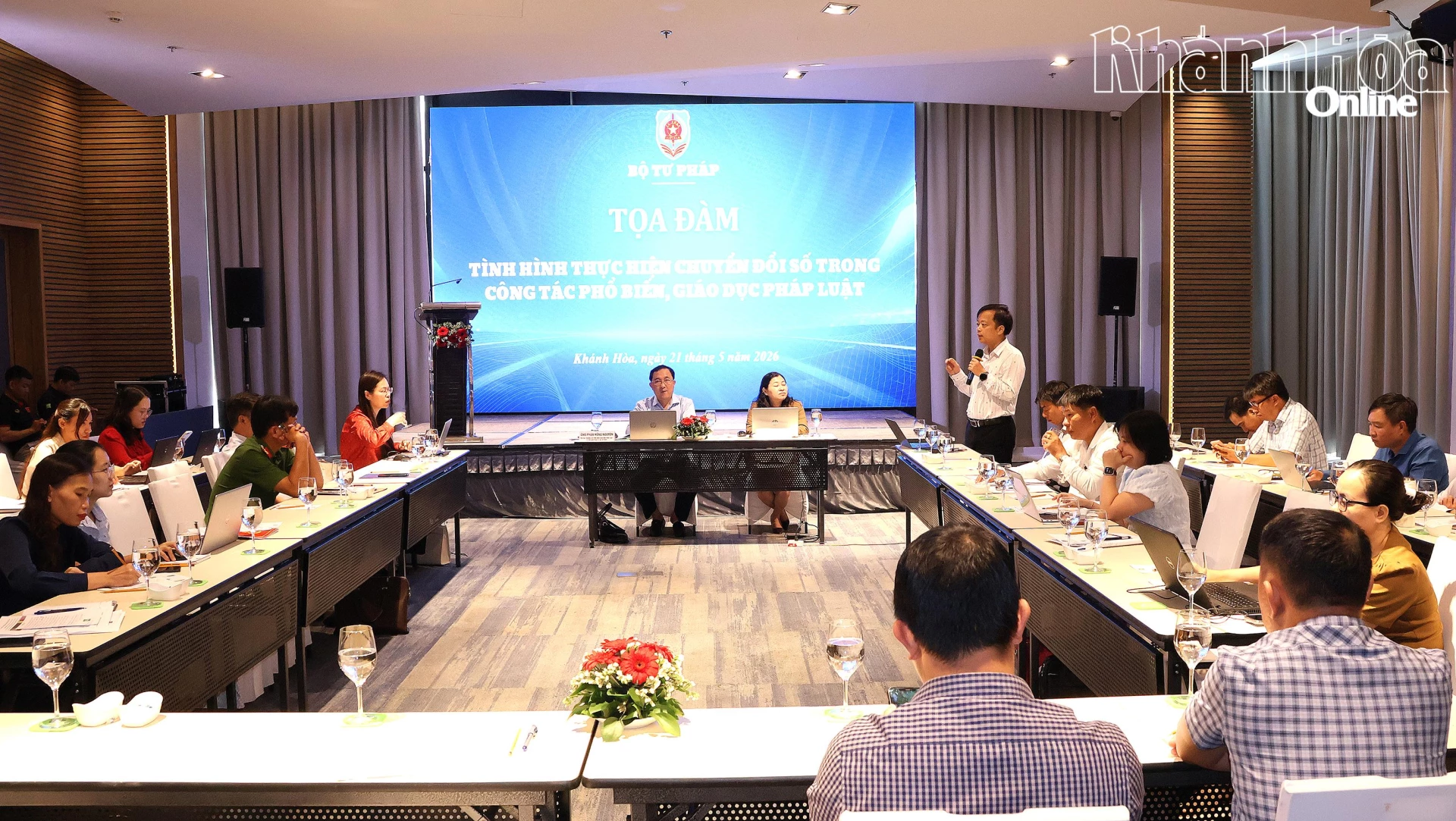 Ông Trần Văn Trí - Giám đốc Công ty cổ phần truyền thông Luật Việt Nam trao đổi tại buổi tọa đàm.