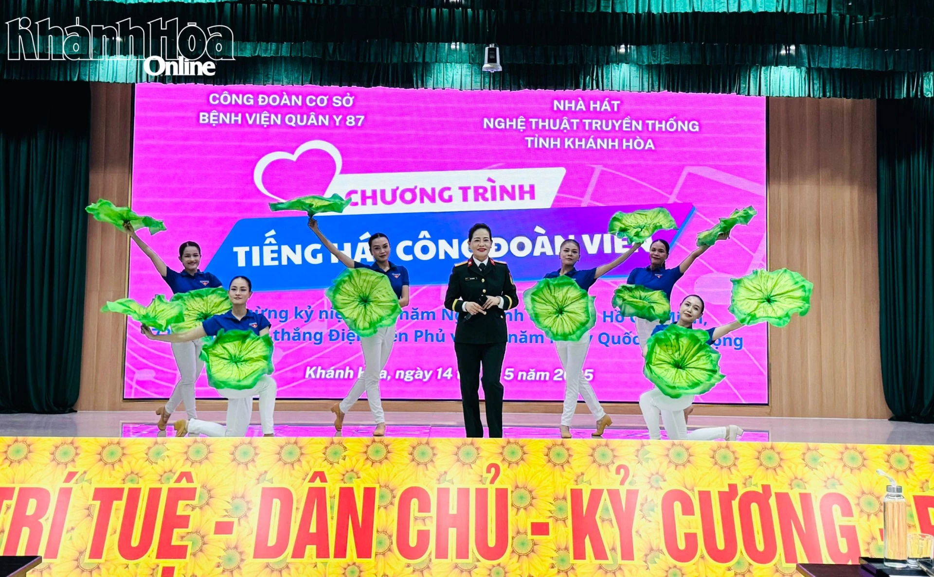 Một  tiết mục ca nhạc được  biểu  diễn  tại chương trình
