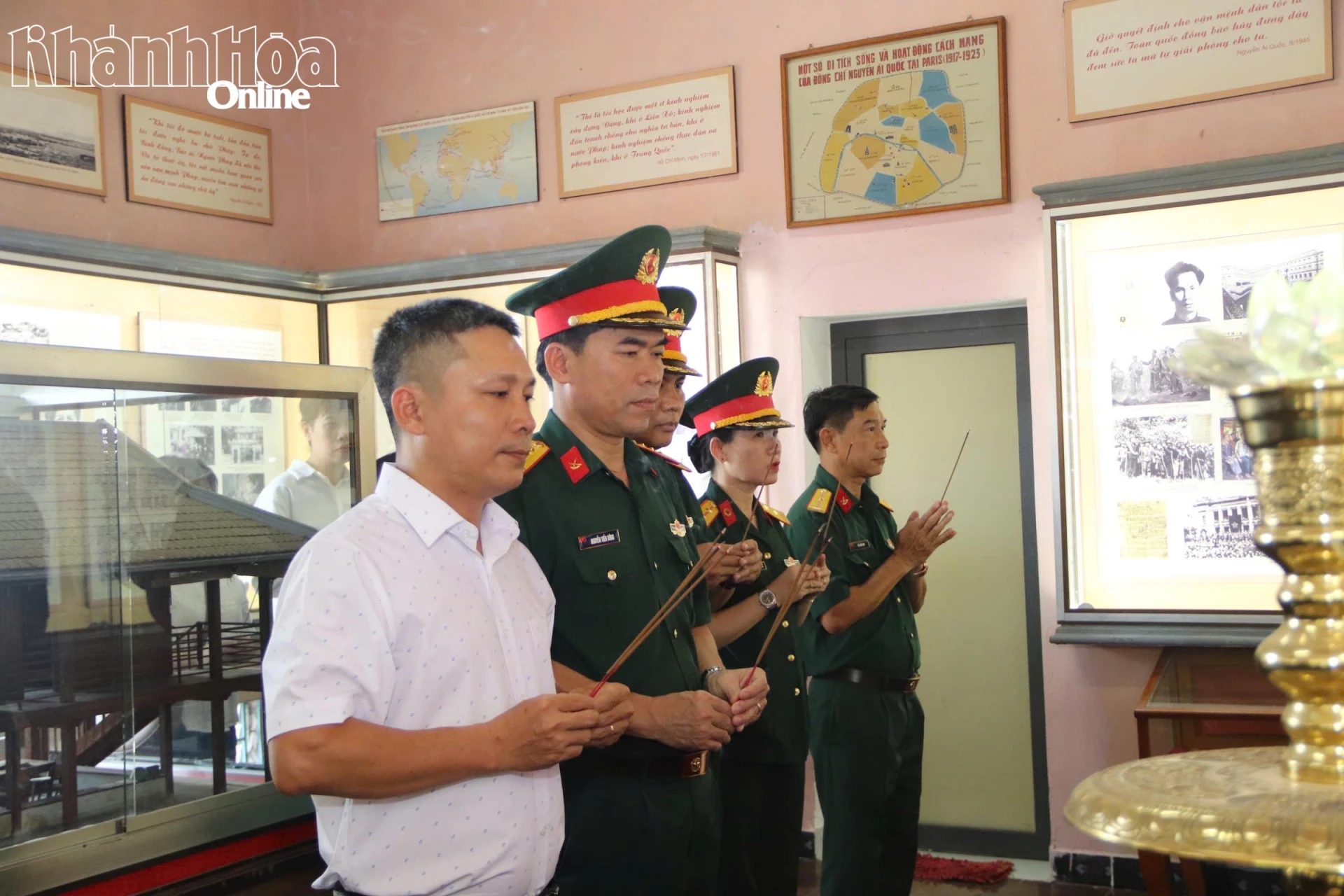 Lãnh  đạo  2 đơn  vị  dâng  hương tại Khu tưởng niệm Chủ tịch Hồ Chí Minh của gia đình ông Bùi Xuân Phước