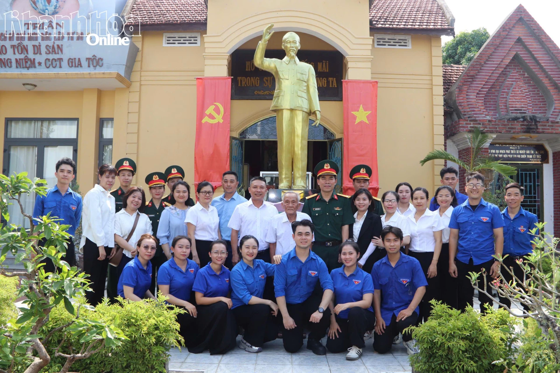 Đoàn  viên  công đoàn và thanh niên 2 đơn  vị  tham quan  Khu tưởng niệm Chủ tịch Hồ Chí Minh của gia đình ông Bùi Xuân Phước