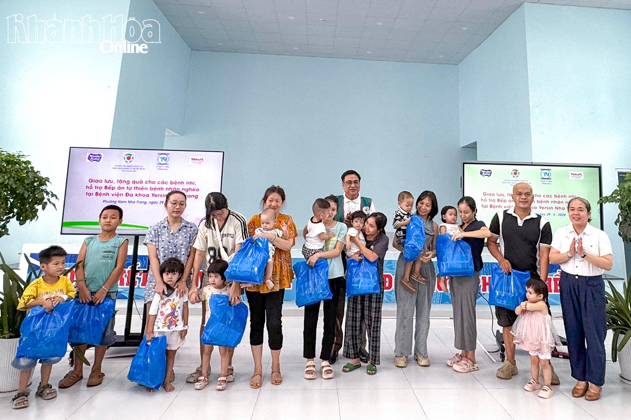 Các bệnh nhi nhận quà tại chương trình.