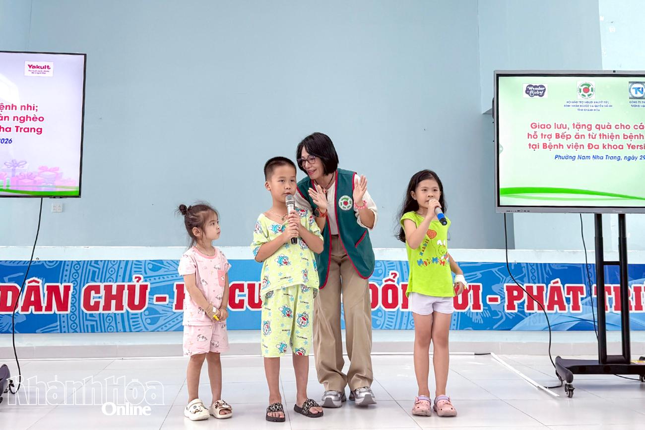 Các bệnh nhi tham gia tiết mục văn nghệ.