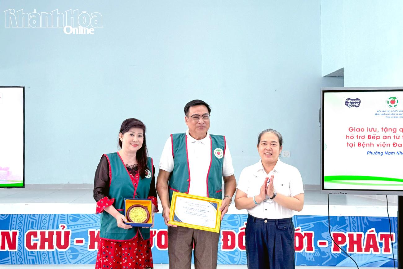 Lãnh đạo Bệnh viện Đa khoa Yerrsin Nha Trang trao bảng tri ân cho Hội Bảo trợ người khuyết tật, bệnh nhân nghèo và quyền trẻ em tỉnh.