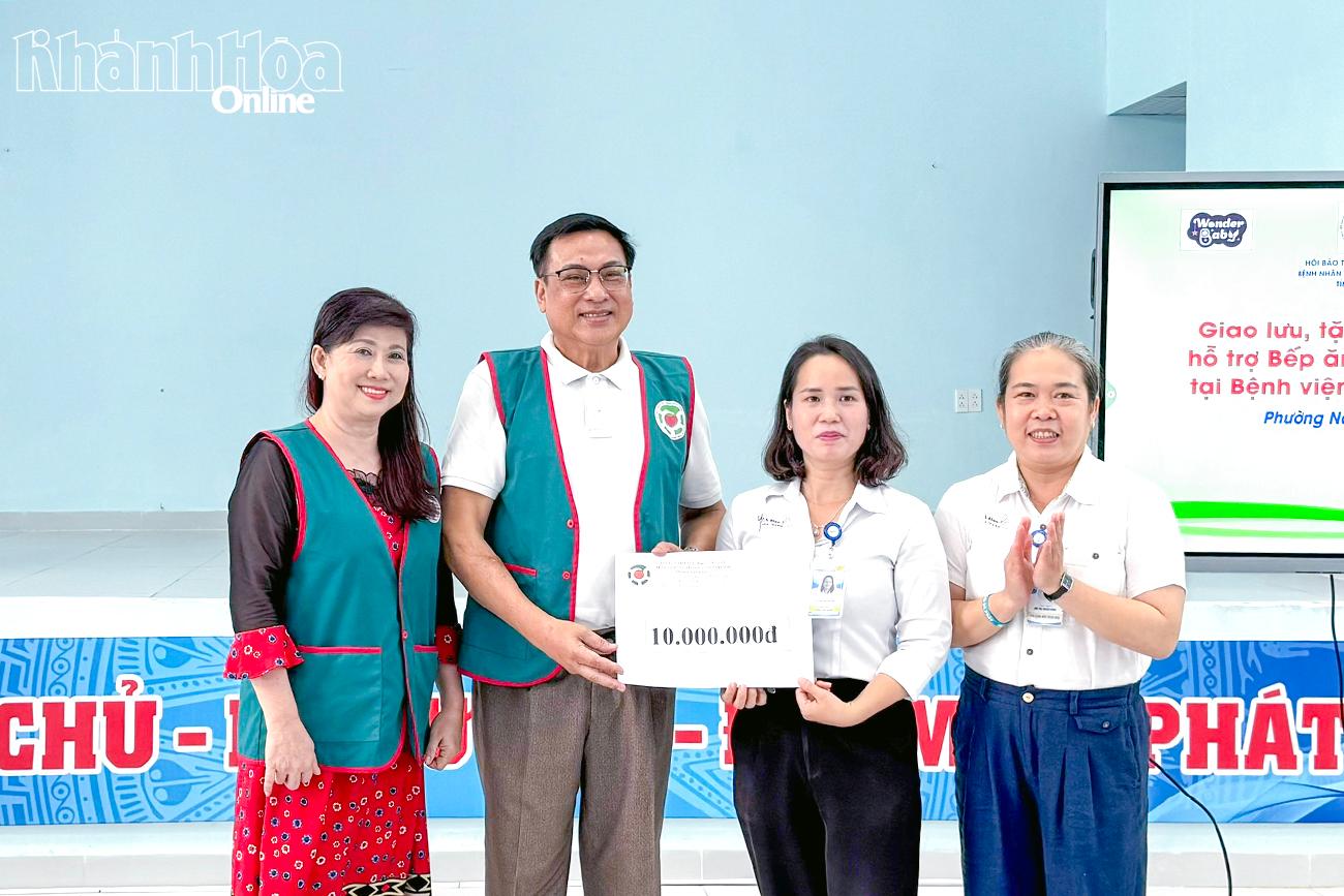 Lãnh đạo Hội Bảo trợ người khuyết tật, bệnh nhân nghèo và quyền trẻ em tỉnh trao tiền cho bếp ăn từ thiện Bệnh viện Đa khoa Yersin Nha Trang.