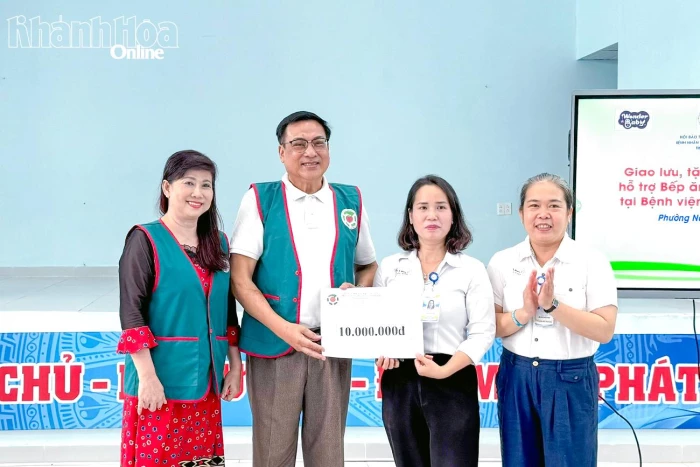 Tặng quà cho 70 bệnh nhi tại Bệnh viện Đa khoa Yersin Nha Trang