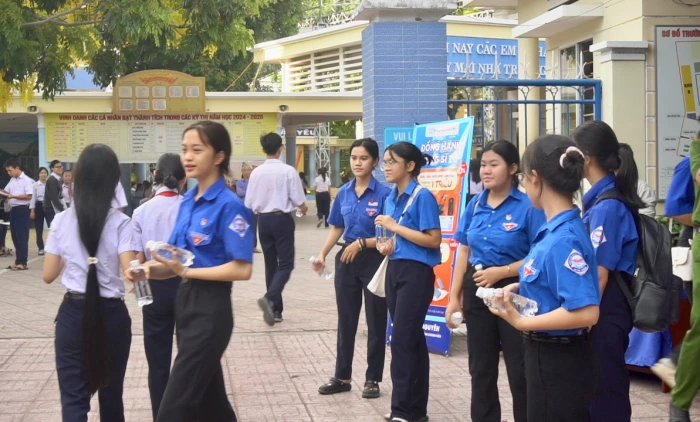 [Video] Sắc xanh tình nguyện tại các điểm thi tuyển sinh lớp 10