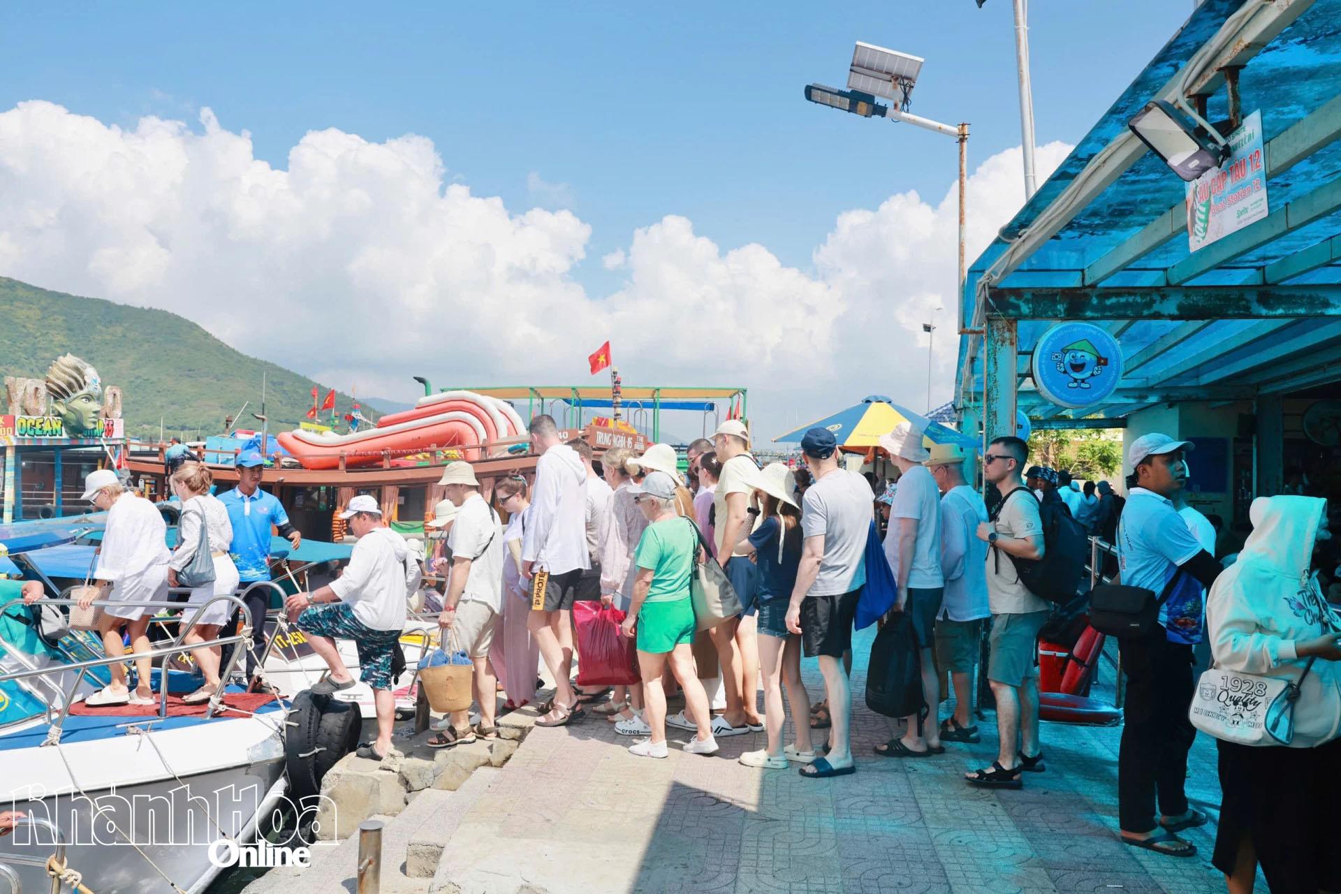 Khách du lịch xuống tàu tham quan vịnh Nha Trang. 