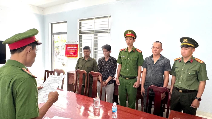 [Video] Bắt giữ 2 đối tượng chém người trong đêm