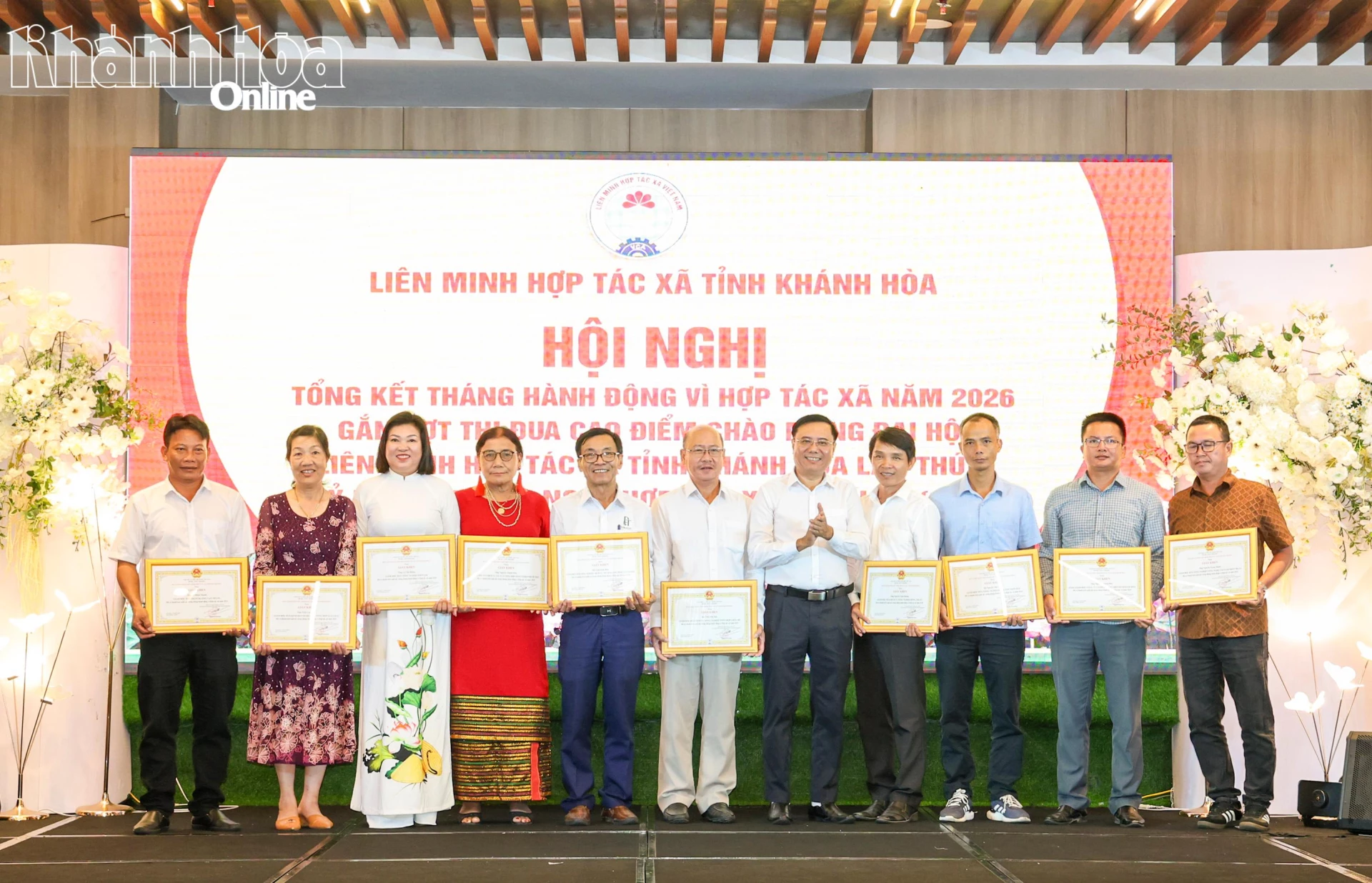 Trao giấy khen cho các cá nhân xuất sắc.