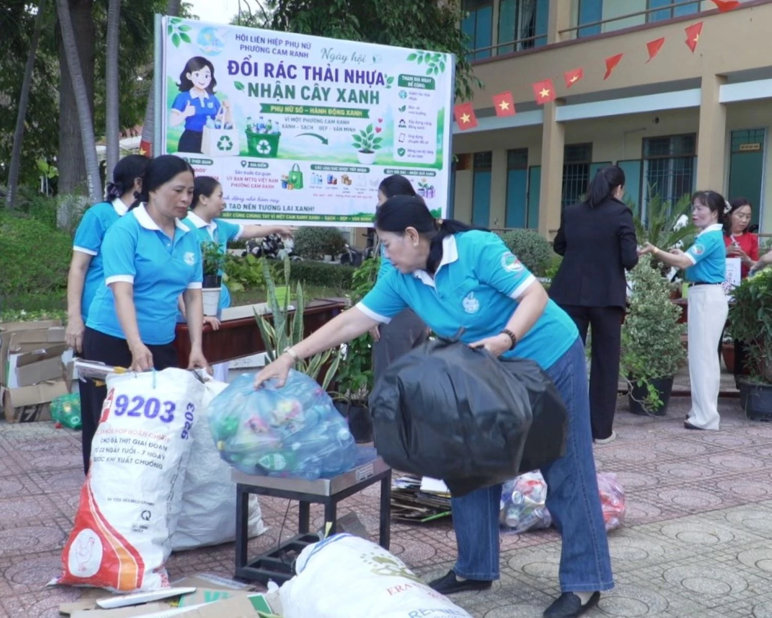 Các chi hội phụ nữ cân rác thải nhựa để đổi lấy cây xanh.