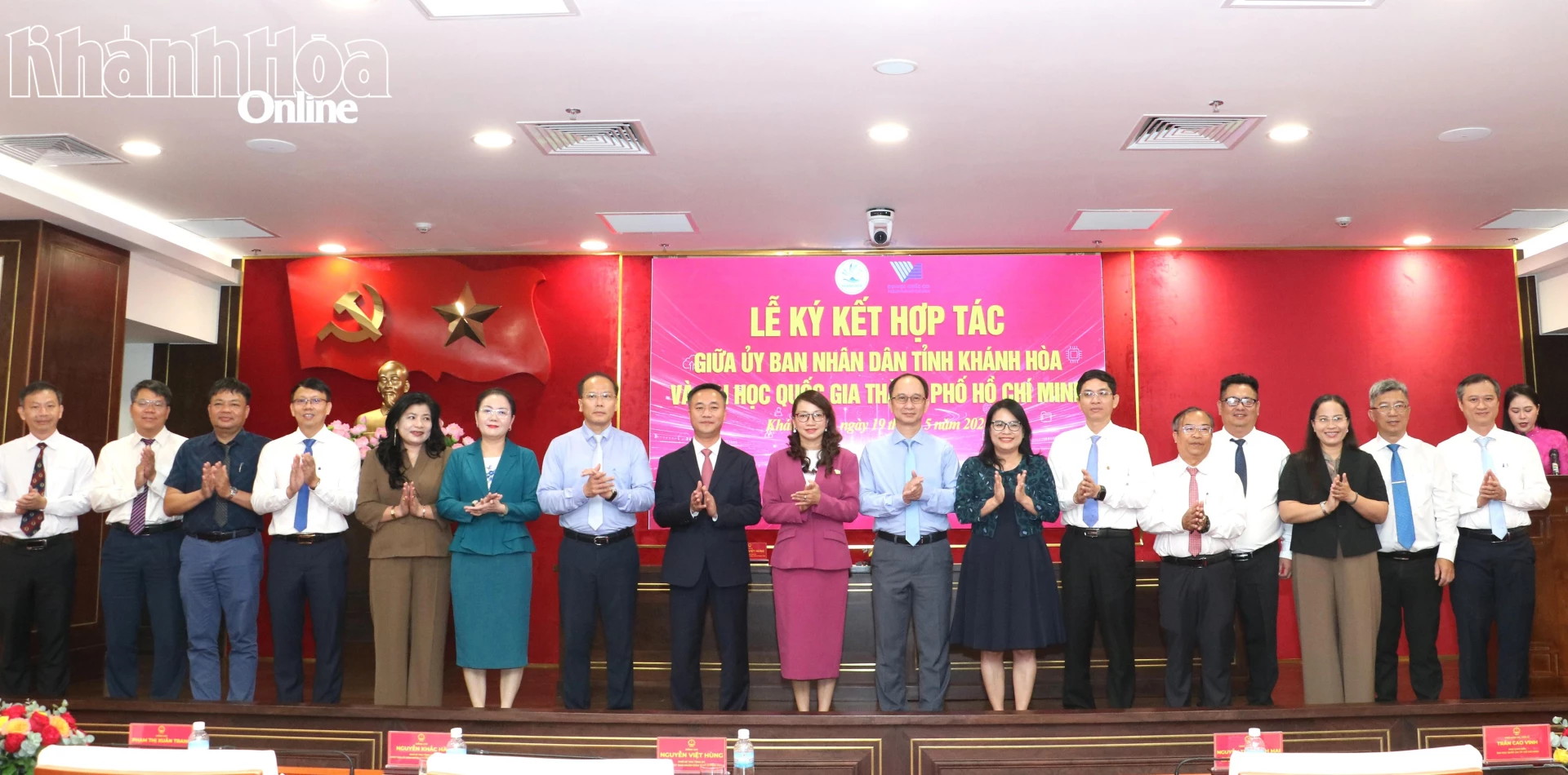 Các đại biểu chụp hình lưu niệm.