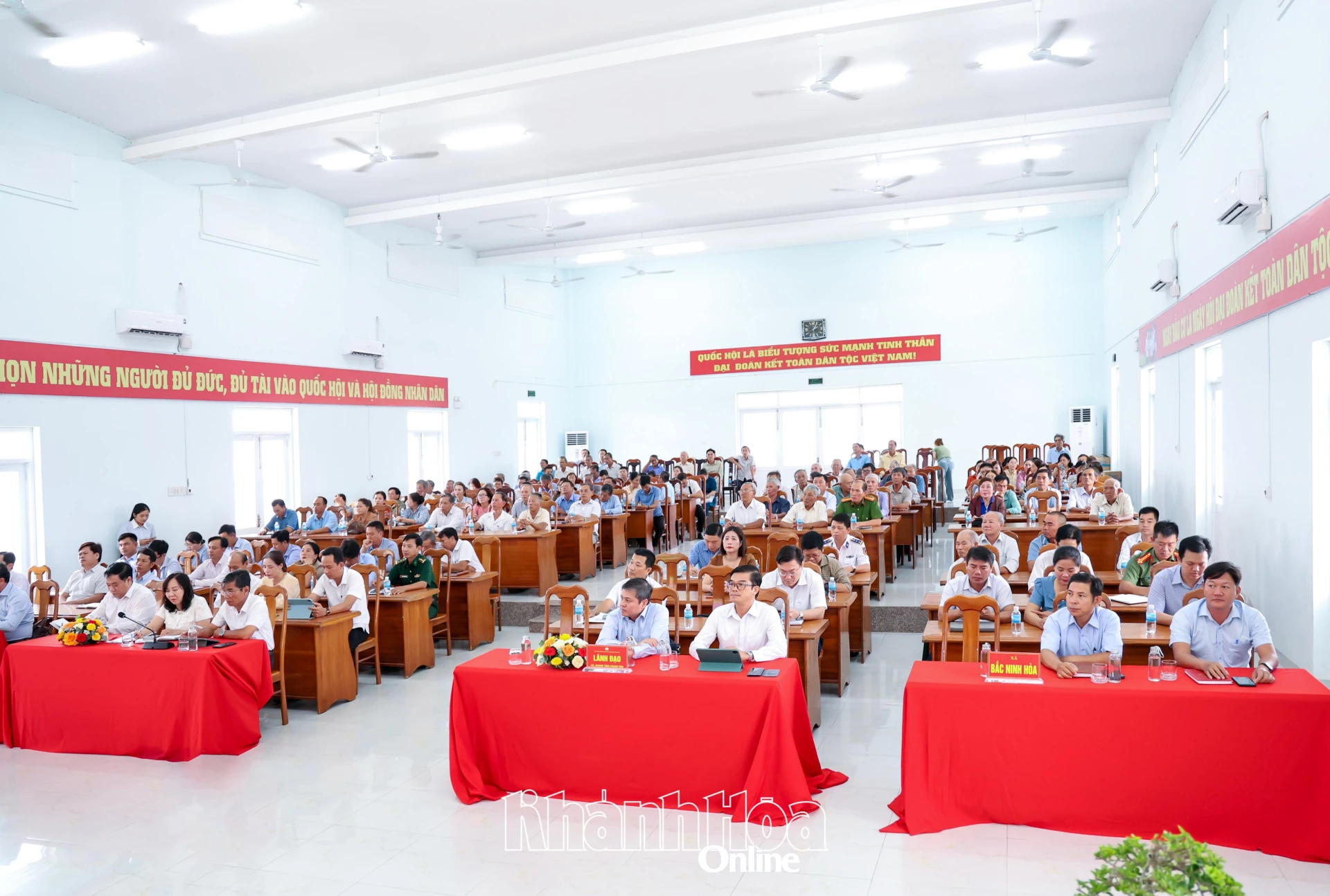 Các đại biểu, cử tri tham dự buổi tiếp xúc.