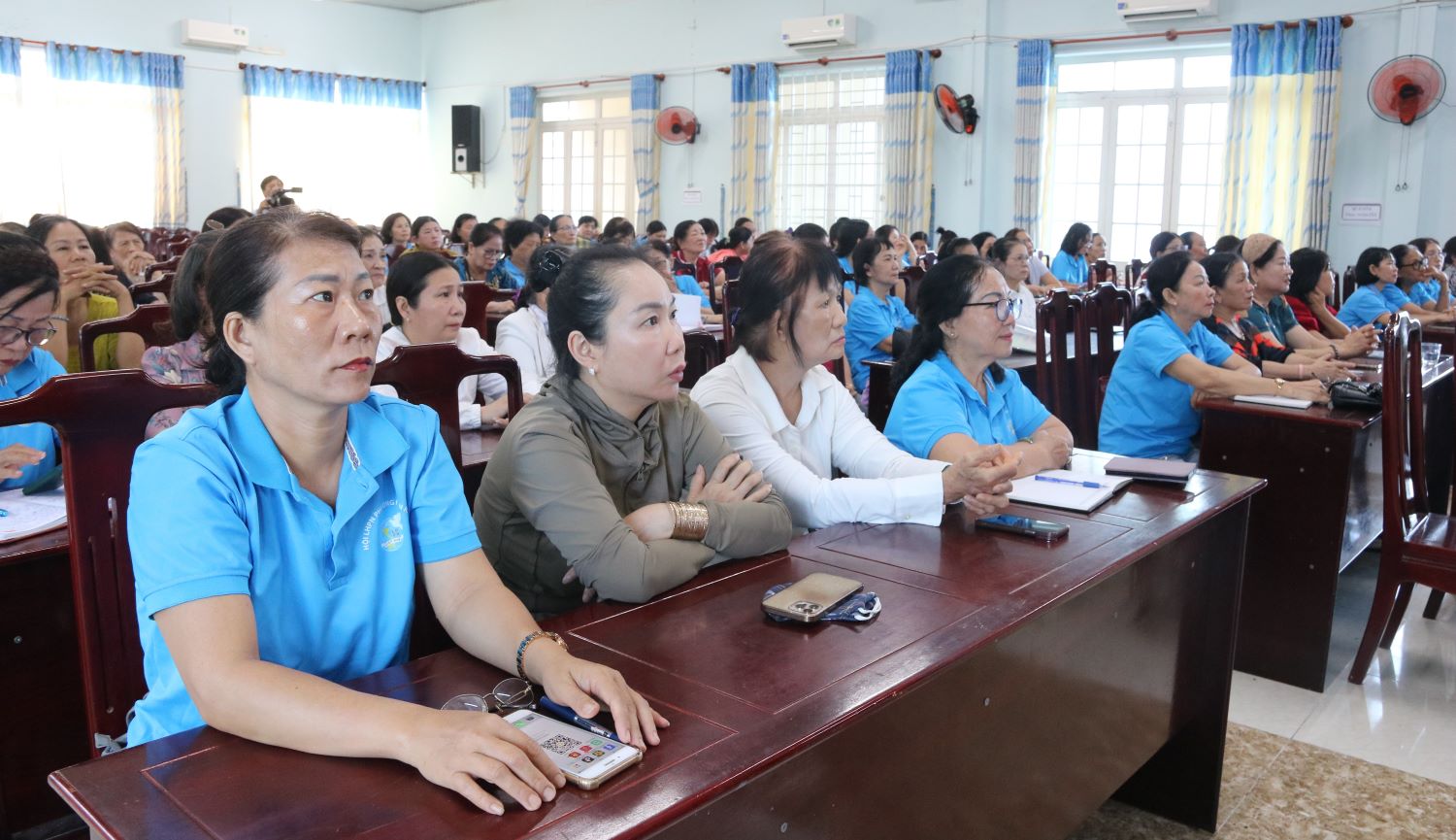 Các đại biểu tham dự hội nghị.