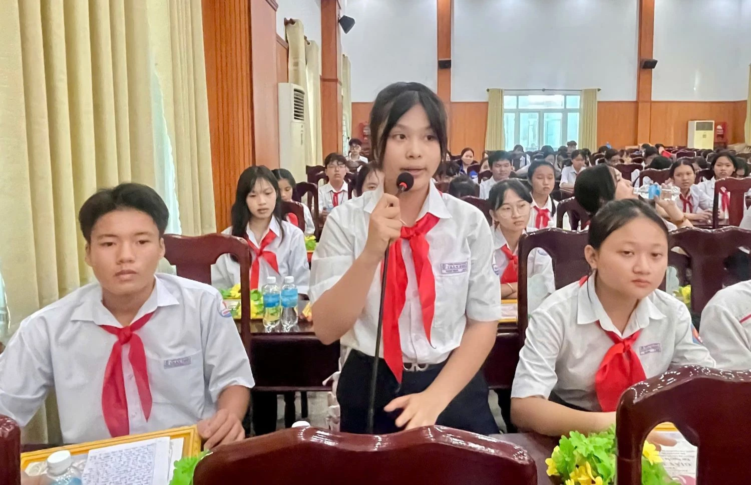 Thiếu nhi đặt câu hỏi tại buổi đối thoại.