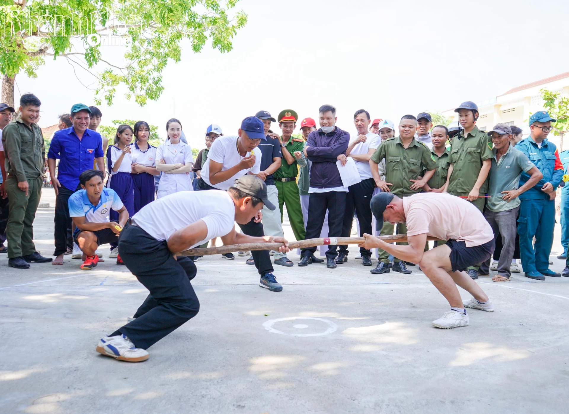 Các vận động viên thi môn đẩy gậy.