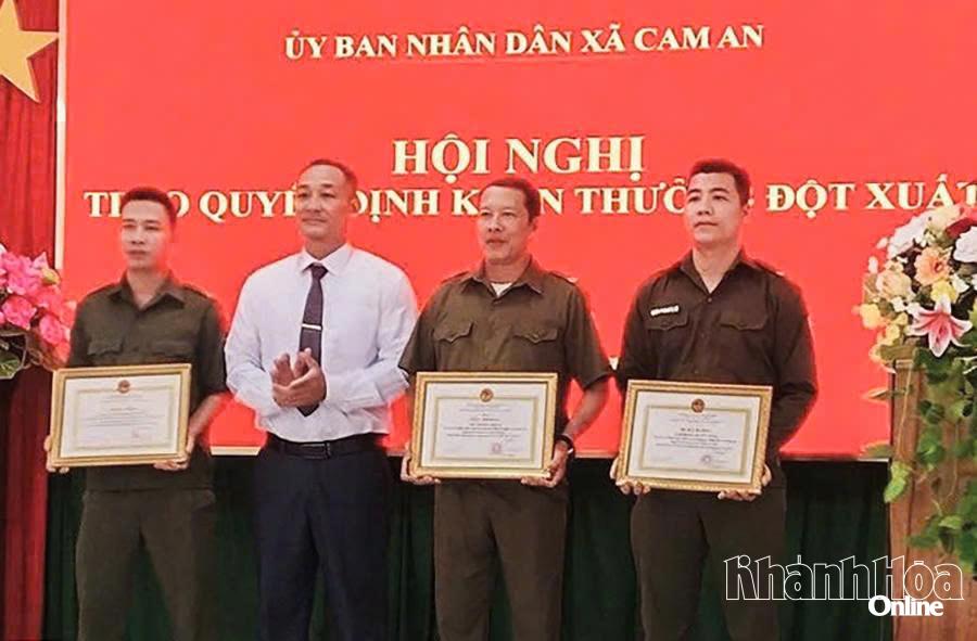 Xã Cam An khen thưởng 3 thành viên lực lượng tham gia bảo vệ an ninh trật tự ở cơ sở