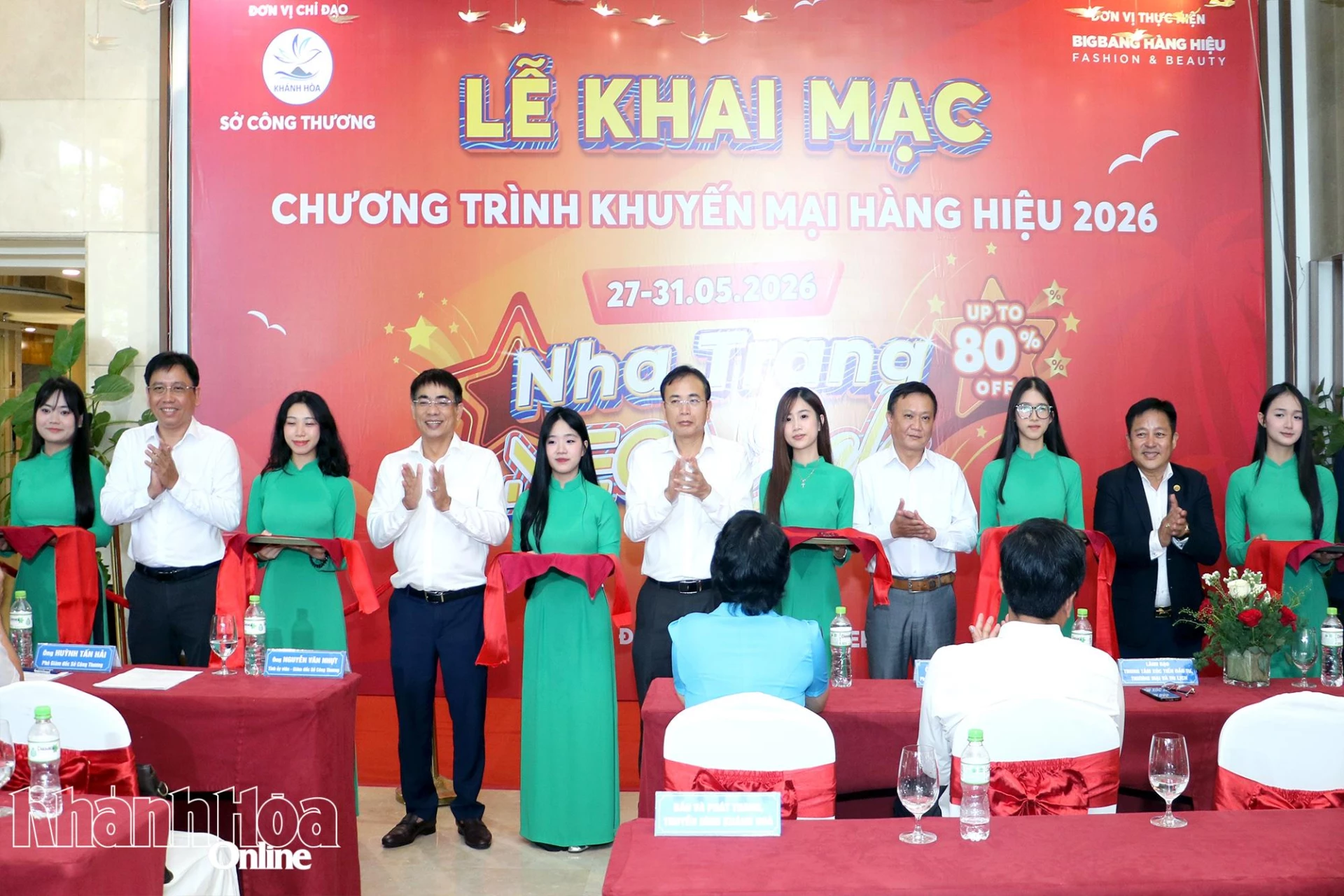 Các đại biểu thực hiện nghi thức khai mạc.