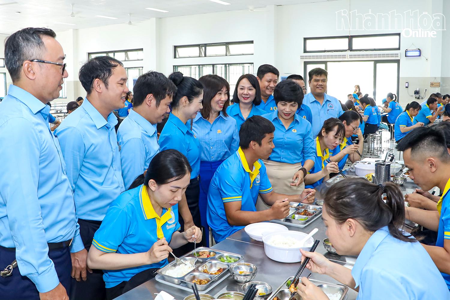 Cán bộ công đoàn và lãnh đạo doanh nghiệp thăm hỏi đoàn viên, người lao động Nhà máy Chế biến nguyên liệu Yến sào Sanvinest Khánh Hòa khi tham gia Bữa cơm công đoàn.