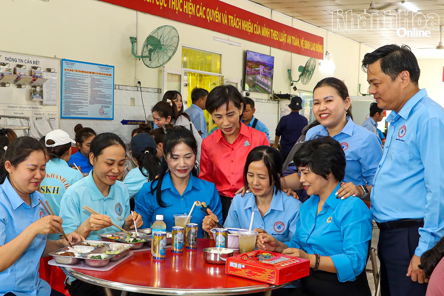 Cán bộ công đoàn và lãnh đạo doanh nghiệp thăm hỏi người lao động Công ty Cổ phần Nước giải khát Sanest Khánh Hòa.