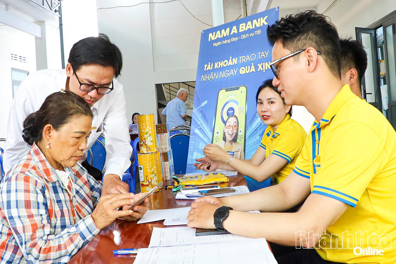 Cán bộ ngân hàng tư vấn, hỗ trợ mở tài khoản ngân hàng để chuyển đổi chi trả trợ cấp không dùng tiền mặt cho người có công với cách mạng phường Nam Nha Trang