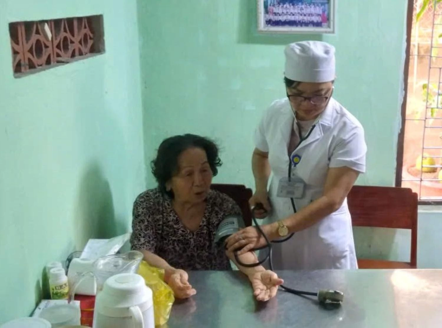 Cán bộ Trạm Y tế phường Cam Ranh khám bệnh cho người cao tuổi.