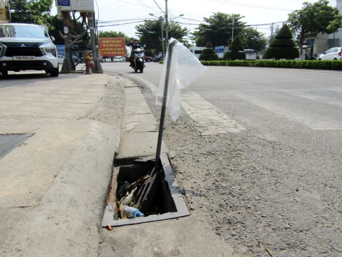 Cần đậy nắp hố ga