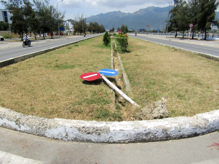 Cần dựng lại trụ biển báo giao thông