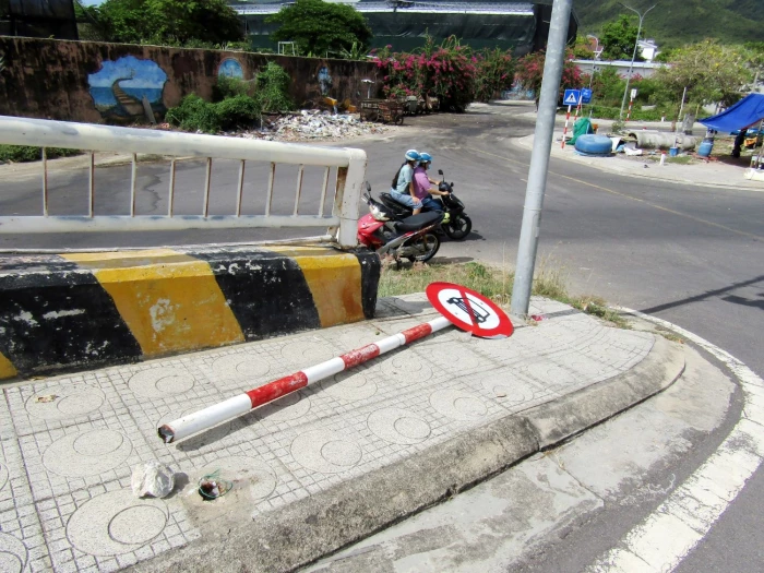 Cần dựng lại trụ biển báo giao thông