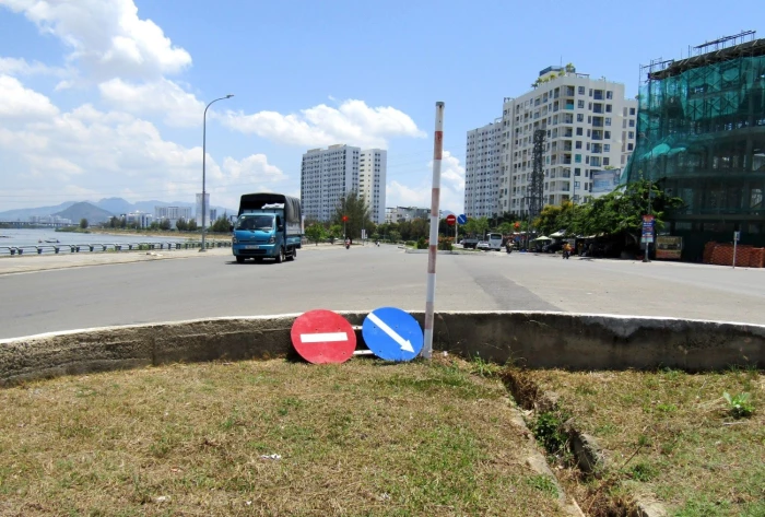 Cần lắp đặt lại biển báo giao thông