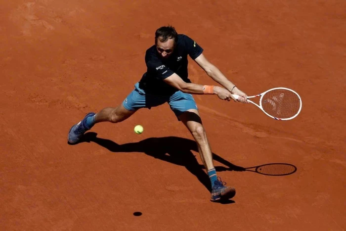 Roland Garros tiếp tục là “ác mộng” với Medvedev