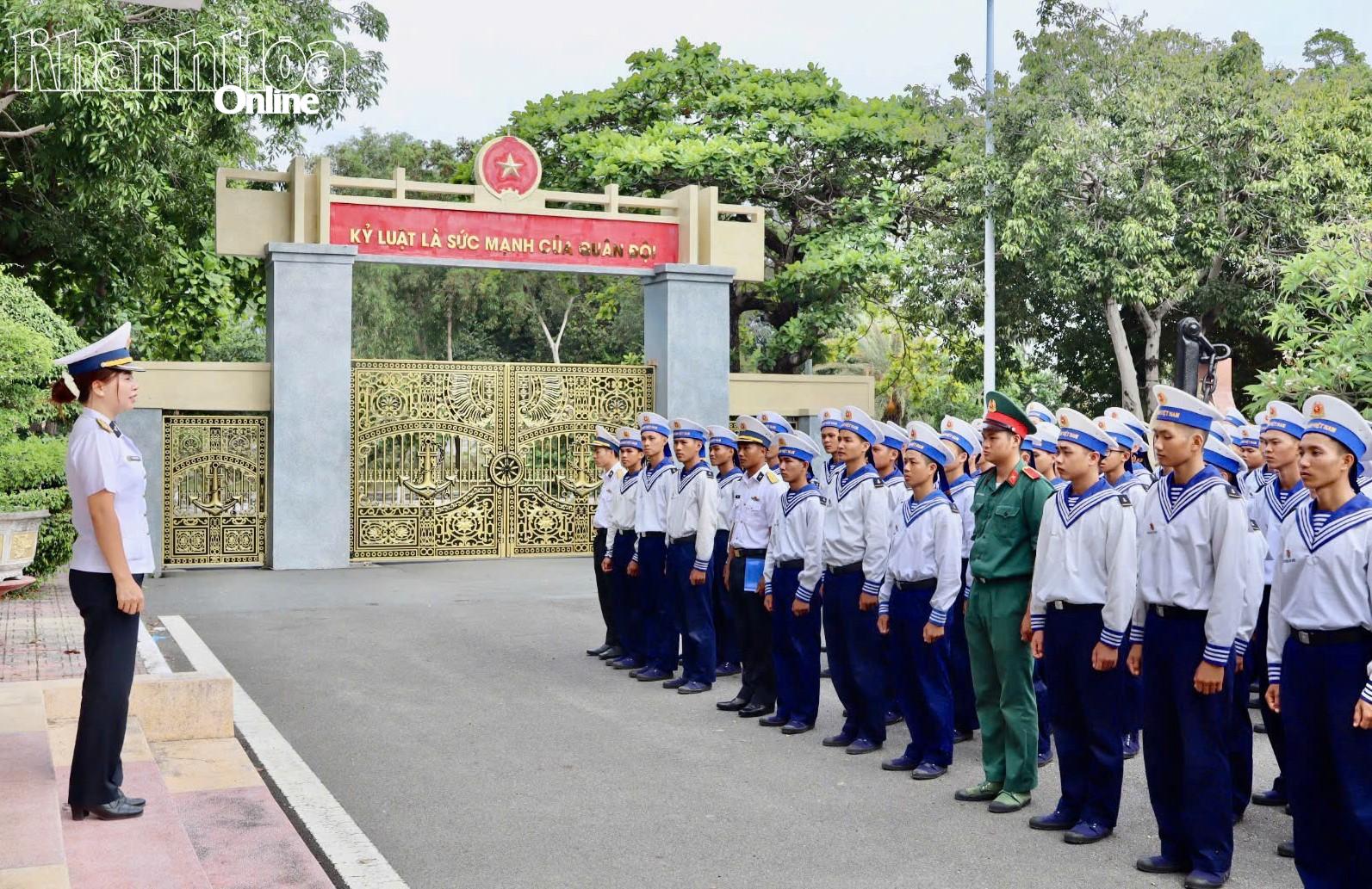 Các chiến sĩ nghe phổ biến nội quy trước khi vào tham quan Nhà Truyền thống