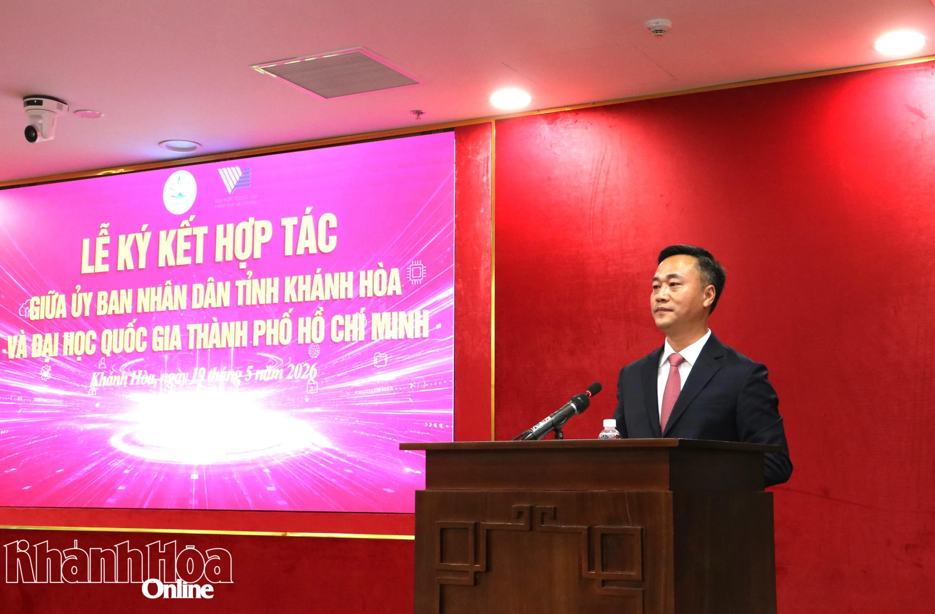 Chủ tịch UBND tỉnh Nguyễn Việt Hùng phát biểu tại lễ ký kết