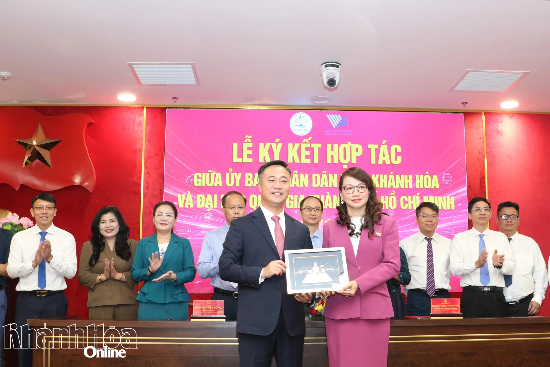 Chủ tịch UBND tỉnh Nguyễn Viết Hùng tặng quà lưu niệm cho đại diện Đại học Quốc gia TP. Hồ Chí Minh
