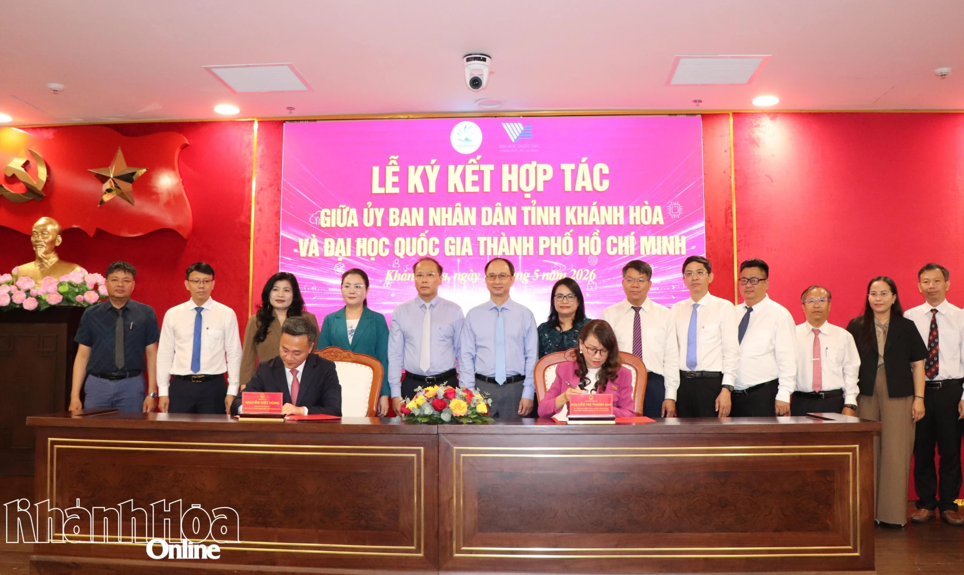 Chủ tịch UBND tỉnh Nguyễn Việt Hùng và Giám đốc Đại học Quốc gia TP. Hồ Chí Minh Nguyễn Thị Thành Mai ký biên bản hợp tác